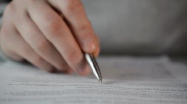 İşadamı belgeyi dikkatle okuyup kontrol ediyor