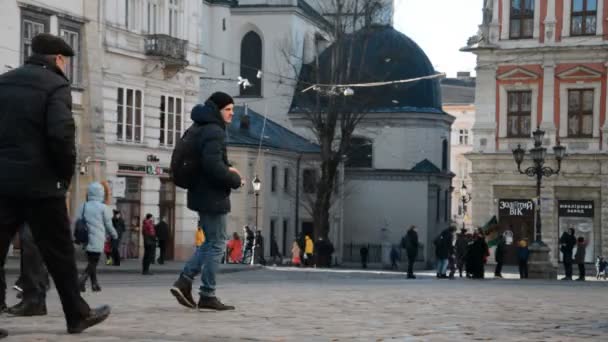 LVIV, UKRAINE - 27 december 2020: mensen lopen langs de centrale straat en het plein van de stad Lviv in Oekraïne — Stockvideo