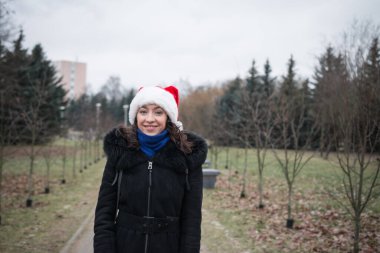 Bulutlu bir kış gününde güzel bir kız portresi