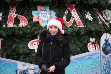 Bulutlu bir kış gününde güzel bir kız portresi