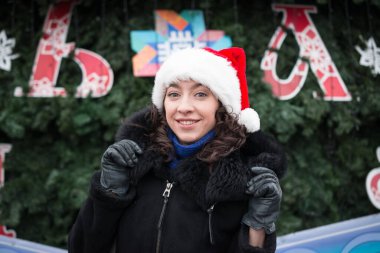 Bulutlu bir kış gününde güzel bir kız portresi