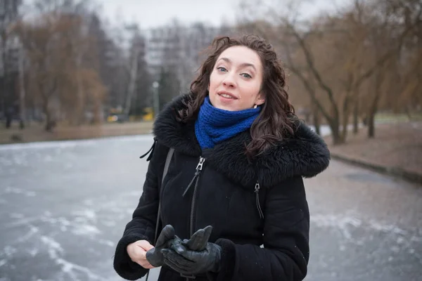 Menina Bonita Retrato Livre Dia Nublado Inverno — Fotografia de Stock