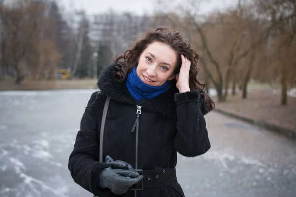 Magnifique Portrait Fille Plein Air Par Une Journée Hiver Nuageuse — Photo