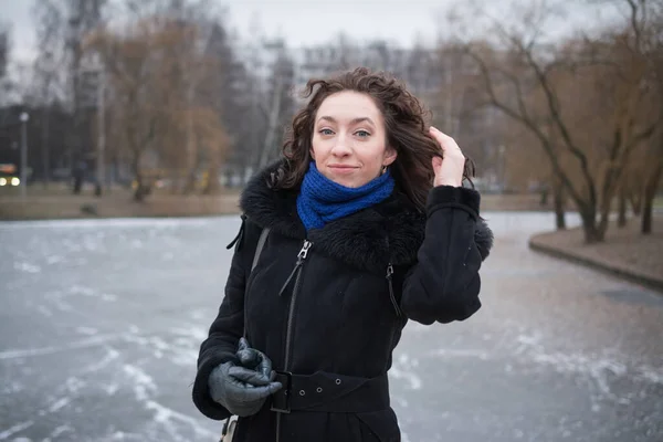 Schöne Mädchenporträt Freien Einem Bewölkten Wintertag — Stockfoto