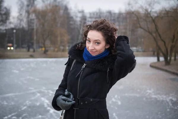 Menina Bonita Retrato Livre Dia Nublado Inverno — Fotografia de Stock