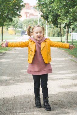 Şehir parkında oynayan küçük güzel kız