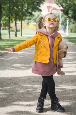 Şehir parkında oynayan küçük güzel kız