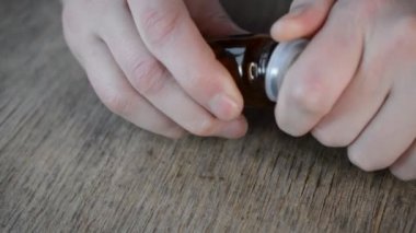 Uyuşturucu bağımlısı elleri ve şişesi var.