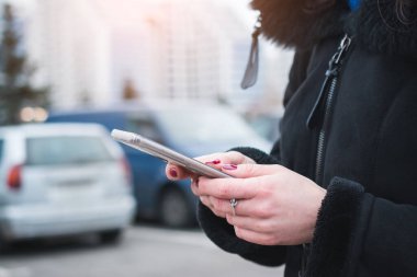 Kadın elleri dışarıda, telefon da kapalı.