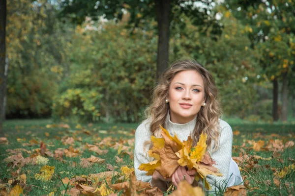 Sonbahar Giysileri Içinde Zarif Bir Kız Bir Sonbahar Parkında Fotoğraflandı — Stok fotoğraf