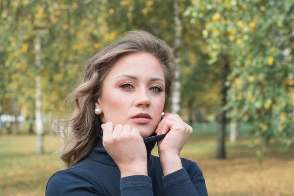 Portret Van Een Glamoureus Meisje Close Een Stadspark — Stockfoto