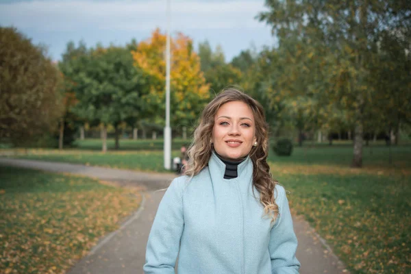 Una Ragazza Elegante Abiti Autunnali Fotografata Parco Autunnale — Foto Stock