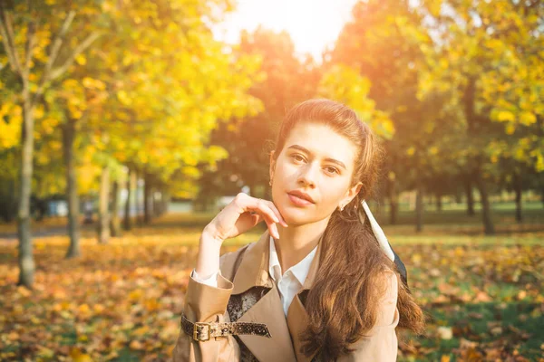 Menina Elegante Bonita Parque Cidade Outono — Fotografia de Stock