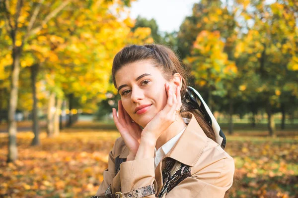 Menina Elegante Bonita Parque Cidade Outono — Fotografia de Stock