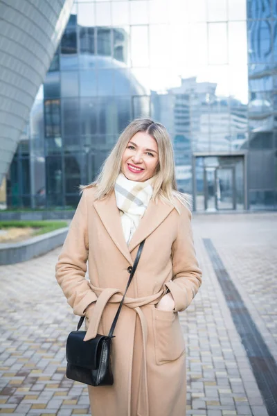 Zakelijke Vrouw Gefotografeerd Een Moderne Stedelijke Wijk — Stockfoto