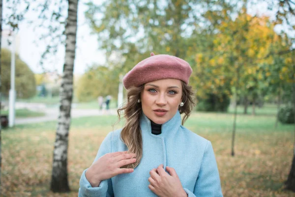 Seorang Gadis Elegan Dengan Pakaian Musim Gugur Difoto Sebuah Taman Stok Lukisan  