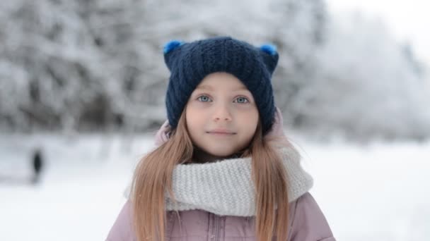Schattig klein Kaukasisch meisje winter gezicht — Stockvideo