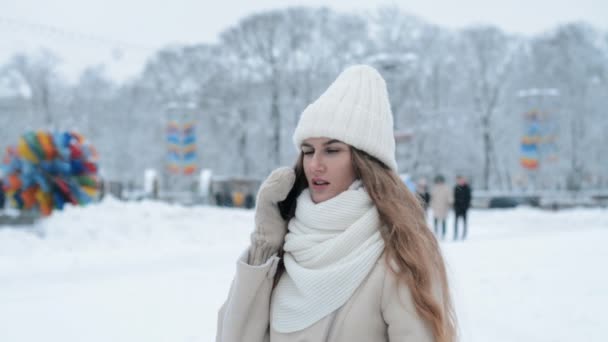 Mooi meisje praten aan de telefoon en lachen op de straat van haar stad in de winter — Stockvideo