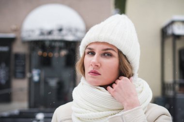 Bir kış şehrinin caddesinde güzel bir kızın hassas kış portresi