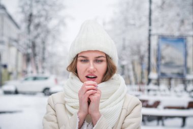 Bir kış şehrinin caddesinde güzel bir kızın hassas kış portresi