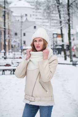 Bir kış şehrinin caddesinde güzel bir kızın hassas kış portresi