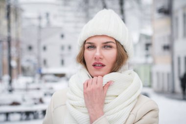 Bir kış şehrinin caddesinde güzel bir kızın hassas kış portresi