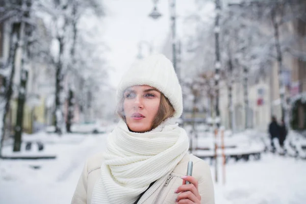 Menina Bonita Retrato Cidade Fuma Cigarro Eletrônico Dia Nublado Inverno — Fotografia de Stock