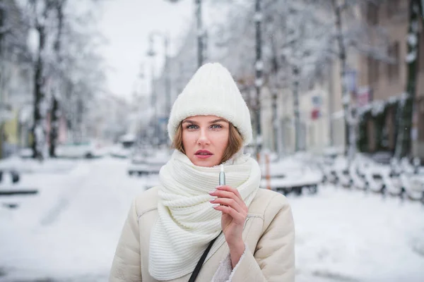 Menina Bonita Retrato Cidade Fuma Cigarro Eletrônico Dia Nublado Inverno — Fotografia de Stock