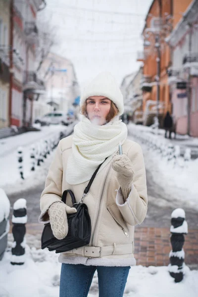 Menina Bonita Retrato Cidade Fuma Cigarro Eletrônico Dia Nublado Inverno — Fotografia de Stock