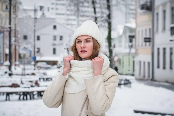 Bir Kış Şehrinin Caddesinde Güzel Bir Kızın Hassas Kış Portresi — Stok fotoğraf
