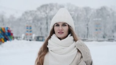 Güzel genç kız kış portresi