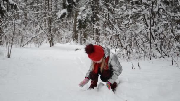 Kleines Mädchen, sechs Jahre alt, spielt im Winter allein mit Schnee — Stockvideo