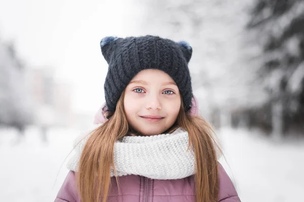 Menina Bonita Cinco Anos Idade Retrato Parque Cidade Nevado Inverno — Fotografia de Stock