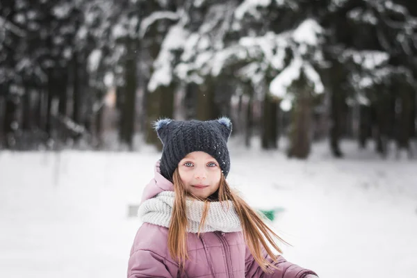 Menina Bonita Cinco Anos Idade Retrato Parque Cidade Nevado Inverno — Fotografia de Stock