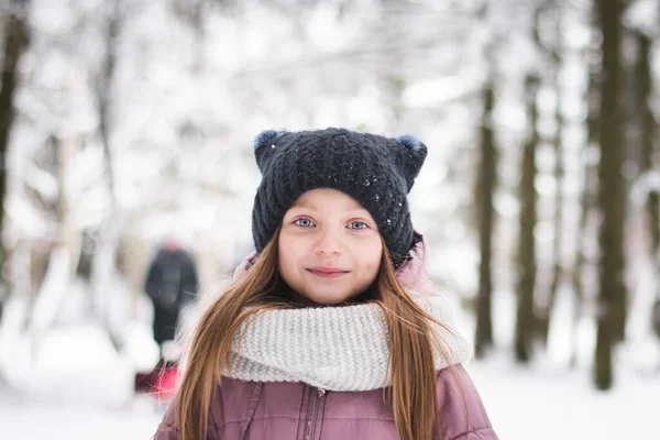 Gyönyörű Kislány Éves Portré Egy Havas Városi Parkban Télen — Stock Fotó