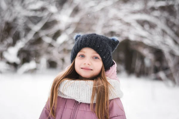 Menina Bonita Cinco Anos Idade Retrato Parque Cidade Nevado Inverno — Fotografia de Stock