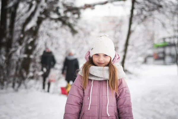 Gyönyörű Kislány Éves Portré Egy Havas Városi Parkban Télen — Stock Fotó