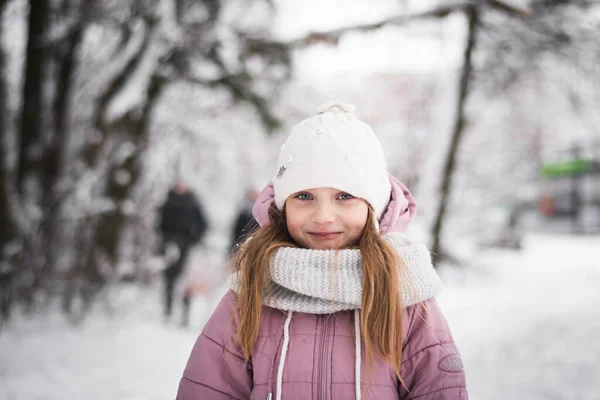 Gyönyörű Kislány Éves Portré Egy Havas Városi Parkban Télen — Stock Fotó