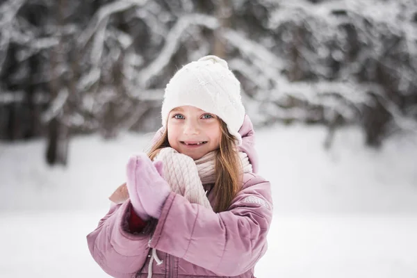 一个雪城公园里美丽的小女孩5岁的画像 — 图库照片