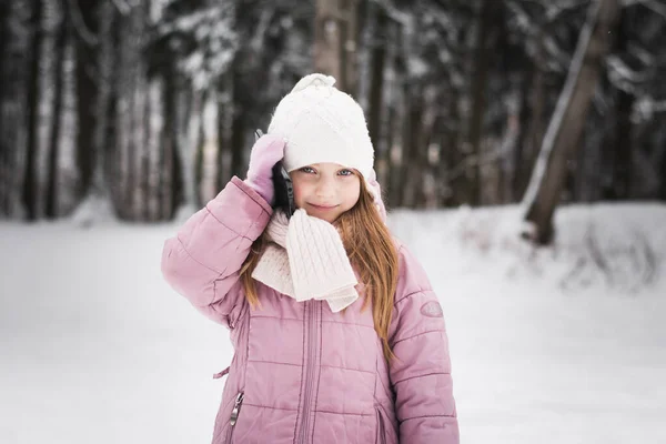 Hermosa Niña Cinco Años Edad Retrato Parque Ciudad Nevada Invierno —  Fotos de Stock