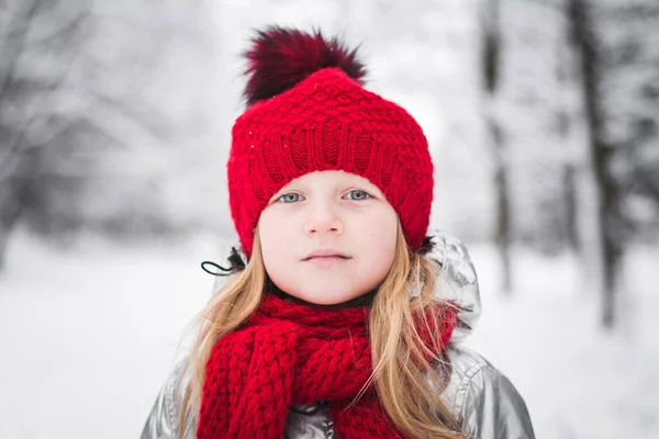 Happy Baby Girl Retrato Chapéu Vermelho Livre Fundo Inverno — Fotografia de Stock