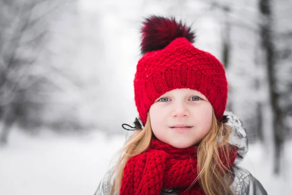 Happy Baby Girl Retrato Chapéu Vermelho Livre Fundo Inverno — Fotografia de Stock