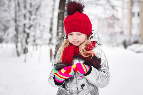 Felice Bambino Ragazza Ritratto Rosso Cappello All Aperto Inverno Sfondo — Foto Stock