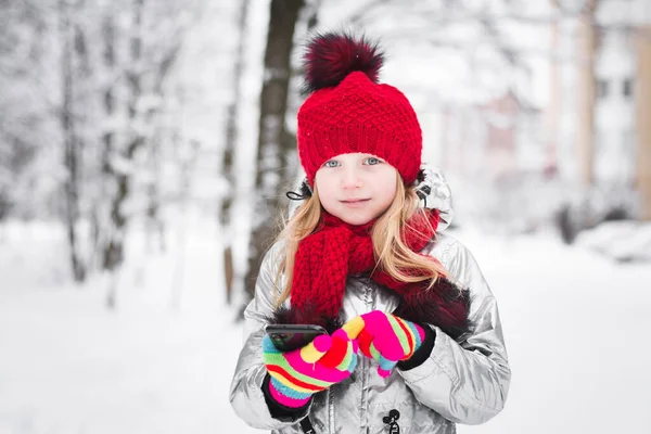 Felice Bambino Ragazza Ritratto Rosso Cappello All Aperto Inverno Sfondo — Foto Stock