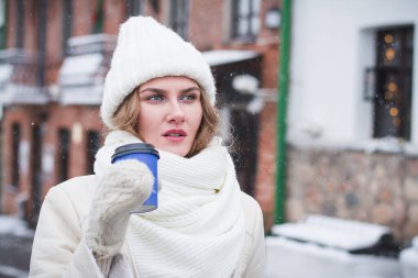 Şehirde güzel, şık bir kış portresi.