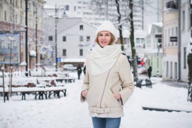 Şehirde güzel, şık bir kış portresi.