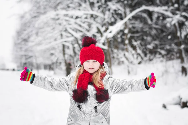 Felice Bambino Ragazza Ritratto Rosso Cappello All Aperto Inverno Sfondo — Foto Stock