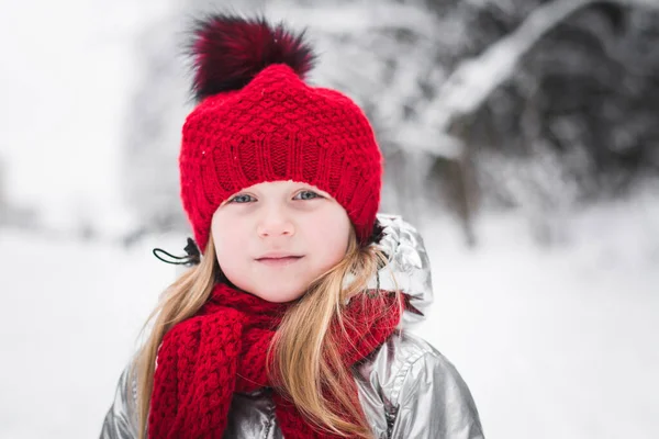 Felice Bambino Ragazza Ritratto Rosso Cappello All Aperto Inverno Sfondo — Foto Stock