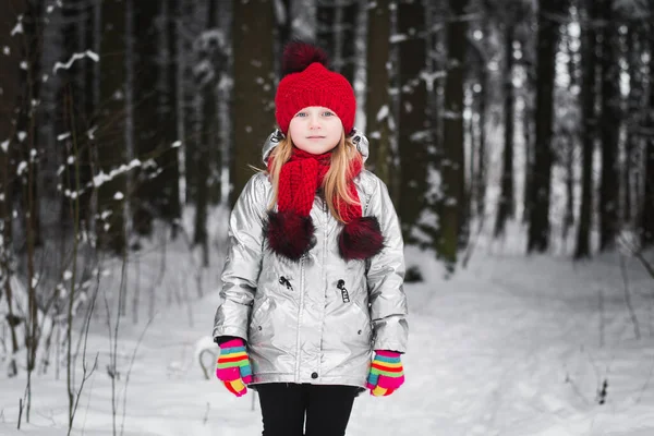 Kırmızı Şapkalı Mutlu Bebek Portresi Kış Arkaplanı — Stok fotoğraf
