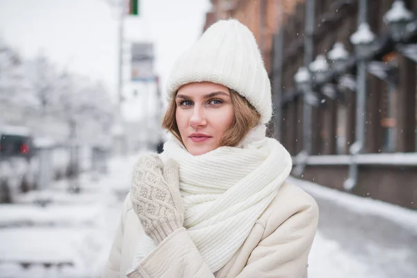 Gyönyörű Elegáns Lány Téli Portré Városban — Stock Fotó